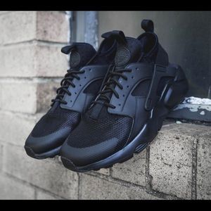 Nike black huaraches